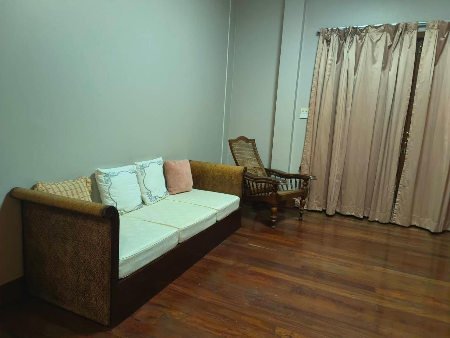 Hotel Baan Tanwa - Mrt Ratchadapisek Bangkok